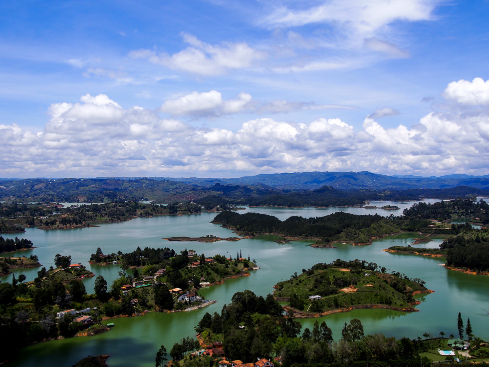guatape-colombia-lakes-in-locamotion