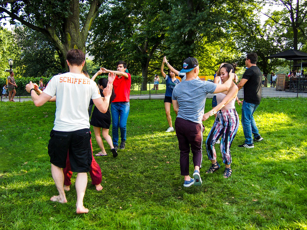 Bachata dancing in NYC: dancers in Central Park on a sunny day