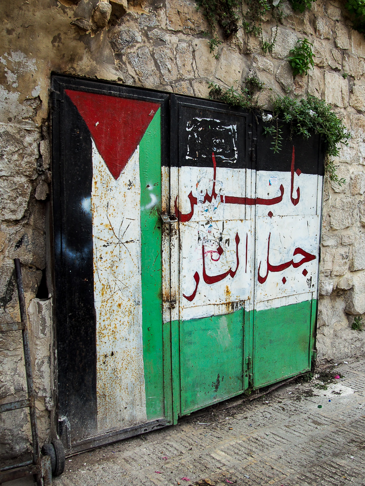 Painting of the Palestinian flag and the text: "Nablus, Jabal Al-Nar" (literally, Nablus, Mountain of Fire)