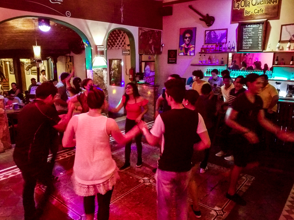 Salsa dancers in La Olla Quemada in Leon, Nicaragua dancing rueda de casino at the salsa bachata social